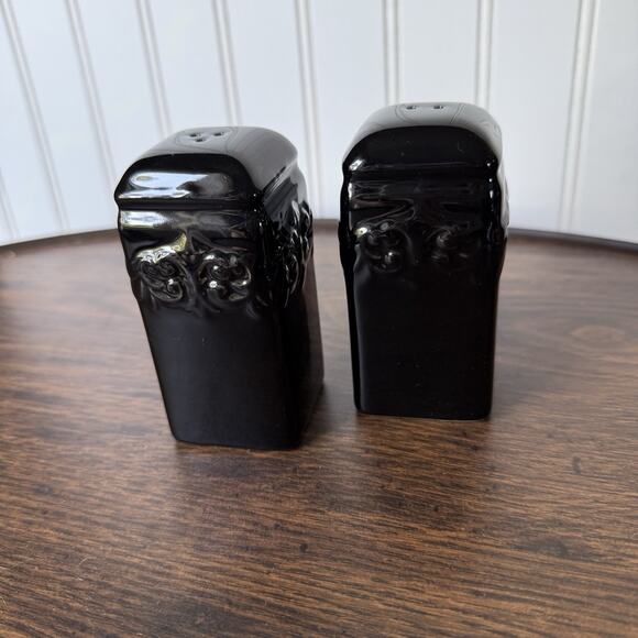 Salt & Pepper Shaker Set Black FLEUR DE LIS w Stoppers - Picture 1 of 5